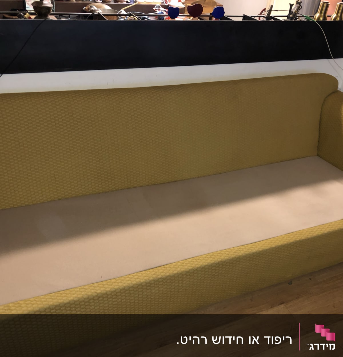 ספה צהובה עם ריפוד חלק על המושב